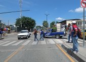 Irrespeto. En las calles Galápagos y la 29 no hay semáforo y los carros no se detienen para permitir que los peatones crucen la calle, como se ve en la foto, así existe un alto porcentaje de riesgo de ser atropellado.
