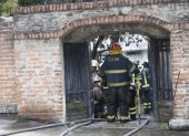 El personal del Cuerpo de Bomberos realizan una investigación para saber qué provocó el incendio en una casa que al parecer preparaban productos químicos.