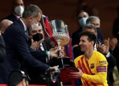 Lionel Messi recibe la Copa del Rey después de ganar al Bilbao en la final.