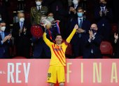 Lionel Messi alza los brazos en señal de victoria luego de ganar la Copa del Rey.