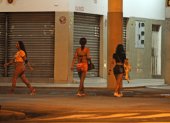 Panorama. Erradicar la prostitución del barrio es la principal misión de los vecinos que esperan que el pedido sea revisado.