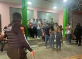 La noche del sábado, la policía suspendió una fiesta clandestina con más de 30 menores de edad.
