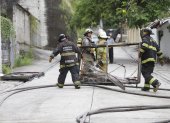 Los bomberos atendiendo el incendio que ocurrió el sábado 17 de abril, en Urbanor, en una bodega clandestina de productos químicos.