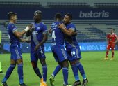 Los jugadores de Emelec celebran el primer gol ante Técnico Universitario.