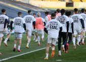 Los jugadores de Leeds United muestran camisetas con mensajes en contra de la creación de la Superliga, antes del partido ante Liverpool, uno de los fundadores