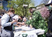 El voluntario Todd Hinden (R) reparte cigarrillos de marihuana a todo aquel que pueda demostrar que ha sido vacunado contra el COVID-19.