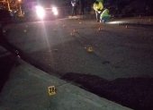 Agentes de Crimialística recogieron los indicios balísticos que estaban esparcidos en la calzada