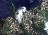 Fotografía satelital facilitada por Maxar Technologies que muestra el volcán La Soufriere en San Vicente y las Granadinas.