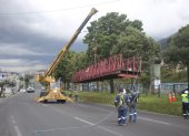 Un puente se cayó en el norte de Quito. La causa fue un impacto vehicular.