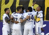 Los jugadores de Boca celebran con Sebastián Villa, autor del único gol en La Paz.