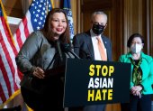 La senadora demócrata por Illinois Tammy Duckworth (i), el líder de la mayoría del partido en el Senado, Chuck Schumer (c), y la congresista por Hawaii Mazie Hirono (d), presentan una iniciativa para combatir el odio hacia los asiáticos, este 22 de abril de 2021, en el Capitolio, Washinton.