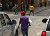 Avenida Quito. Una fila de vendedores ofrecen una variedad de productos, el ciudadano no puede identificar cuál está disfrazado y en realidad es un delincuente que busca la oportunidad para robar. 2. Mercado Central. Una de las zonas críticas donde más asaltos se han dado en los carros cuando están estacionados en la luz roja. 3. Avenida 25 de Julio. Los vendedores informales no esperan que el ciudadano los llame, en cuanto ve una ventana abierta se acerca.