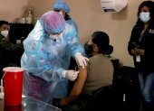 La vacunación se desarrolla en todo el país a personas vulnerables y personal de primera línea en hospitales.