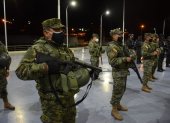 Control. Militares y policías iniciaron con los controles por el toque de queda decretado a partir de las 20:00.