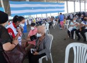 Vacuna. Cientos de personas acudieron al centro de vacunación Mucho Lote en Guayaquil donde se inoculó a adultos mayores.