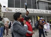 Plantón. Una veintena de ciudadanos protestó en los exteriores de la Corte de Pichincha en contra del alcalde Jorge Yunda.
