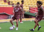 Mario Pineida (i) y Williams Riveros, defensores de Barcelona, apuntan a ser titulares en el partido copero de mañana ante The Strongest, que será en el Monumental.