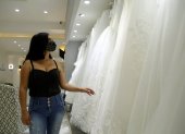 Una mujer observa vestidos de novia en la ciudad de Guadalajara (México).
