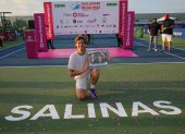 El tenista chileno Nicolás Jarry con el plato que lo acredita como el nuevo monarca del Challenger de Salinas 1 tras vencer al colombiano Nicolás Mejía por 7-6(7), 6-1.