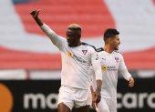 Cristian Martínez (i) de LDU Quito celebra un gol hoy, en un partido de la Copa Libertadores entre LDU Quito y Vélez en el estadio de LDU en Quito (Ecuador).