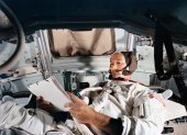 Michael Collins practicando en el simulador CM en el Centro Espacial Kennedy, Florida, en 1969.