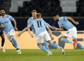 Riyad Mahrez (derecha) celebra el segundo gol del City ante el PSG, en el Parque de los Príncipes.