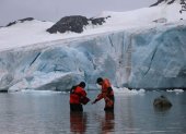 Fotografía cedida hoy la Armada Argentina que muestra a científicos que realizan una investigación en la Antártida.