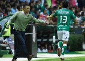 Ángel Mena (13), junto a Ignacio Ambriz, quien dejará al León cuando termine la temporada.