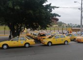 Decenas de taxistas de la cooperativa 4 de Abril se reúnen en la avenida Barcelona para en caravana ir hasta la ATM