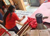 La dirigente sindical, Virginia Pinela, pinta uno de los carteles para la movilización de mañana, 30 de abril.