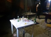 Un policía observa el lugar donde se desarrolló la farra clandestina.