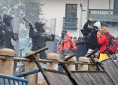 Manifestantes se enfrentan con agentes de Policía durante una protesta el 28 de abril de 2021, en la Plaza de Bolívar de Bogotá.