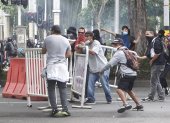 Manifestantes se enfrentan a las autoridades en las protestas contra la reforma tributaria convocadas por las centrales obreras, hoy en Medellín (Colombia). Miles de colombianos salieron hoy a las calles del país con arengas, bailes y música para rechazar el proyecto de reforma fiscal presentado por el Gobierno del presidente Iván Duque, en una jornada multitudinaria que avanza de manera pacífica, con excepción de Cali, Bogotá y Medellín donde han ocurrido desórdenes y saqueos. EFE/Luis Eduardo Noriega A. Protestas en la ciudad colombiana de Medellín contra la reforma tributaria