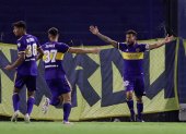 Carlos Tevez (10), delantero de Boca Juniors, celebra luego de marcar un gol contra Santos durante un partido de la jornada 2 del Grupo C de la Copa Libertadores.