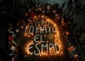 Vista general de un mensaje con velas durante una velatón en homenaje al joven Nicolás Guerrero, asesinado durante los enfrentamientos con miembros del Escuadrón Móvil Antidisturbios (ESMAD).