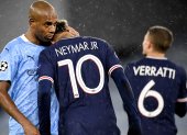 Fernandinho consuela a Neymar después del partido jugado en Manchester