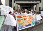 Personal de enfermería del hospital Guasmo Sur y Monte Sinaí protestaron en los exteriores de la Zonal 8 de Salud.