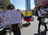 Manifestantes colombianos y bolivianos protestan en la embajada colombiana en La Paz para reclamar que cese la represión a las protestas en Colombia, hoy en el barrio residencial de Calacoto, en el sur de la ciudad.