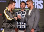 Canelo y Saunders durante el pesaje reglamentario que ambos pasaron la tarde de este viernes 7 de mayo con lo que calentaron aún más el ambiente de la pelea.