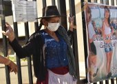 Pilar Reyes, una humilde mujer quechua, protesta atando sus manos con cinta adhesiva a la reja del Tribunal Departamental de Justicia de Cochabamba (Bolivia). EFE/Jorge Abrego