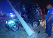 Un carro al perder pista chocó con un poste que lo aplastó.