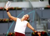 Sabalenka, de 22 años, celebra feliz tras convertirse en reina de Madrid. Es la más joven finalista que ha tenido el torneo.