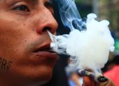 Un activista del Movimiento Cannábico Mexicano fuma hoy, en el día mundial por la liberación de la marihuana, en Ciudad de México.