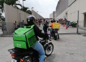 El personal de delivery ingresa por la parte de atrás del Mall de Sur para retirar los pedidos de comida. En la explanada, al fondo, se observan a más personal del servicio a domicilio.
