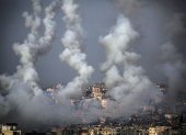 Cohetes disparados desde la franja Gaza vuelan hacia Israel, hoy 10 de mayo de 2021.
