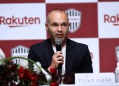 Andrés Iniesta durante el anuncio de su renovación por el cuadro japonés.