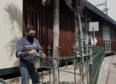 Labor. Un trabajador pintaba, el martes 11 de mayo, las rejas de la estación de la troncal 4 de la Metrovía, ubicada en el centro, en la Villamil.