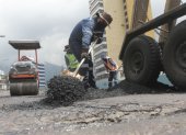 Obras. Los miembros de la brigada de bacheo cumplen turnos diurnos y nocturnos. Tienen un cronograma pero también van buscando los huecos.