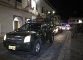 Operación. Militares perifonean por el parque de Latacunga y calles aledañas el inicio del toque de queda.