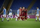 Los jugadores de la Roma festejan por el triunfo. A un costado pasa el ecuatoriano Felipe Caicedo lamentándose por el resultado.